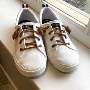 Like new Sperry canvas sneaker